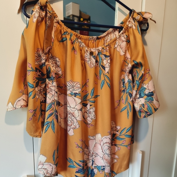 Adorable Floral BillaBong Top - Picture 2 of 7